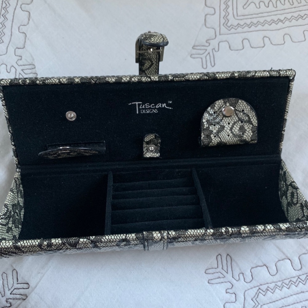 Lace detail cylindrical jewelry traveling case